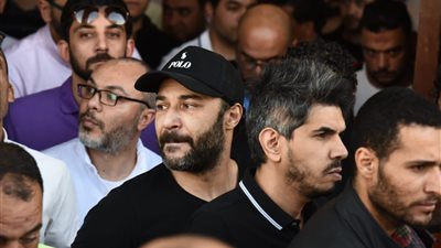 بالفيديو.. محمود حافظ ومحمد العمروسي.. أبرز الحاضرين في جنازة مصطفى درويش