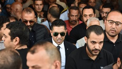 عصام السقا وآسر ياسين وفلوكس.. أبرز حضور نجوم الفن جنازة مصطفى درويش (فيديو وصور) 