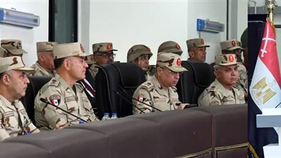 رئيس الأركان يشهد إحدى مراحل مشروع مراكز القيادة الإستراتيجى التعبوى لإدارة الإشارة (أمان-2)