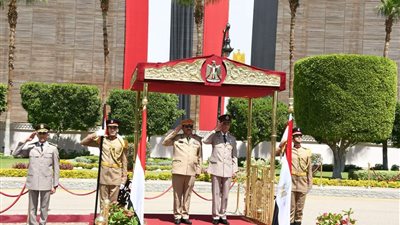 وزير الدفاع يلتقي نظيره اليمني 