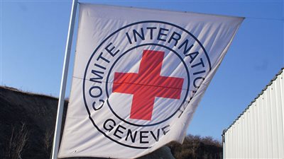 الصليب الأحمر يعلن دخول أول أطقمه الطبية إلى غزة منذ اندلاع الحرب