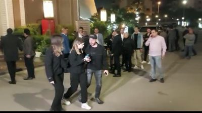 أحمد زاهر وبناته يقدمون واجب العزاء في مصطفى درويش (فيديو)