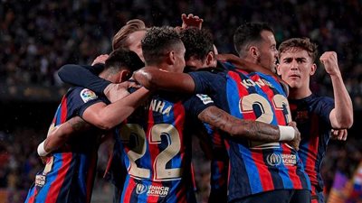 كم نقطة تفصل برشلونة عن التتويج بلقب الدوري الإسباني؟