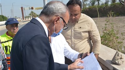 محافظ القليوبية يتفقد بدء أعمال تحويل سلالم كوبري مُشاة بنها إلى سلالم كهربائية