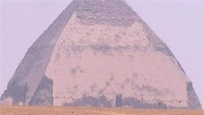 الهرم المنحني بدهشور.. أقدم وأغرب أهرامات مصر..معلومات آثرية تذهلك