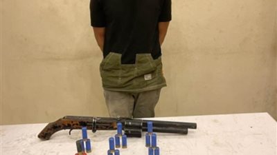 ضبط شخص لحيازته أسلحة نارية وذخائر دون ترخيص 