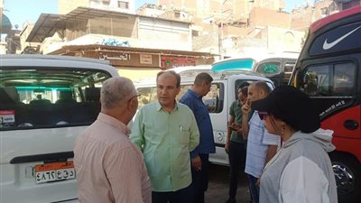  رئيس غرب المنصورة يتفقد موقف سندوب للتأكد من التزام السائقين بالتعريفة الجديدة