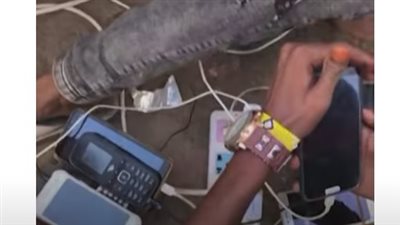بعد الوقود والخبز.. طوابير طويلة لشحن هواتف المحمول في الخرطوم (فيديو)