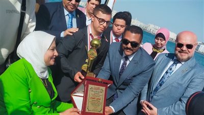 النائبة هند حازم عضوة لجنة التضامن تتسلم درع ملتقى أبطال التحدي نائبة عن وزيرة التضامن 