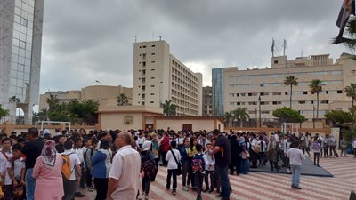 توافد الطلاب لأداء امتحانات نهاية العام للصفوف الأولى ببورسعيد