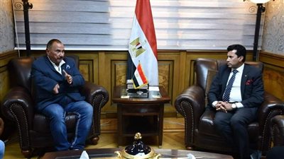 وكيل الاتحاد الانجليزي لعبور المانش يهنئ وزير الشباب برئاسة 