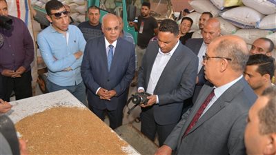 صوامع الدقهلية تستقبل تويد القمح والمحافظ في جولة بصومعة ميت غمر 