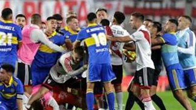 الكلاسيكو الأعنف يشهد 7 حالات طرد في مباراة بوكا جونيور وريفربلت 