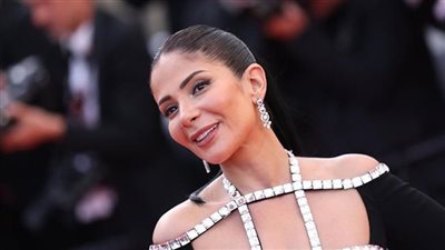 الفنانة منى زكي تتعرض لكسر في يدها (تفاصيل)