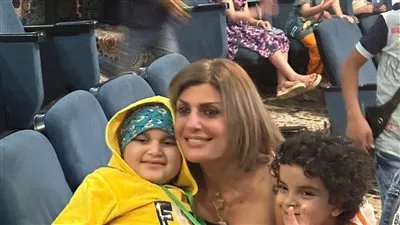 بصحبة مخرجه وأبطاله فيلم 'ساعة إجابة' يذهب إلى أطفال مستشفى 57357