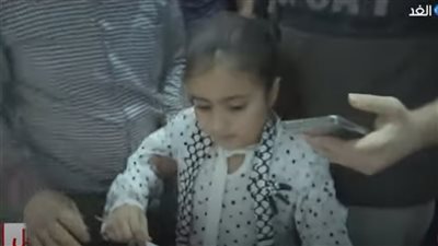 شاهد.. طفلة فلسطينية تودع صديقتها ضحية القصف الإسرائيلي على غزة