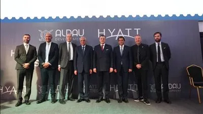 السياحة والآثار توقع عقد تشغيل أول منشأة فندقية للفنون (Art Hotel) بمصر