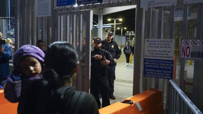 حاكم تكساس يتهم إدارة بايدن بأزمة الهجرة