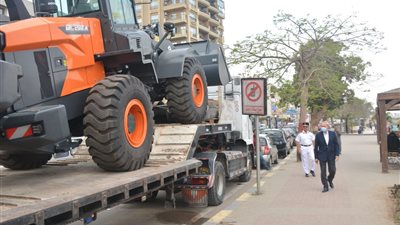محافظ القليوبية يتفقد معدات بـ10 مليون جنيه لدعم منظومة النظافة 