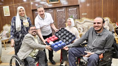 محافظ المنوفية يسلم وفد ضمور العضلات 