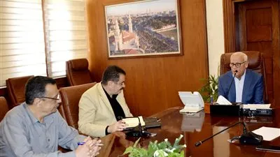 محافظ بورسعيد: تشكيل لجنة لبحث الحالات المستحقة لسداد اشتراكات التأمين الصحي والإيجار