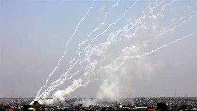 المقاومة الفلسطينية تطلق وابلا من الصواريخ على إسرائيل
