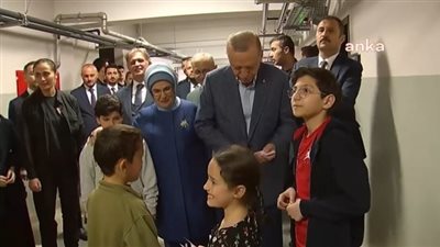 أبرز اللقطات في الانتخابات التركية 2023.. أردوغان يوزع نقودًا 