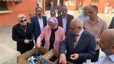 الموبايلات بالتكت.. محافظ بورسعيد يتفقد لجان امتحانات الشهادة الإعدادية