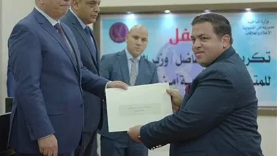 وزير الداخلية يكرم رئيس مباحث شبين القناطر