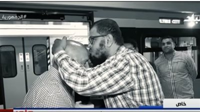  سعودي يطلب من وزير النقل أن يقبل رأسه.. والأخير يرد (فيديو)