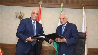 محافظ الجيزة يوقع عقود تعاون مع جهاز تنمية المشروعات لتطوير ميت عقبة وأرض اللواء
