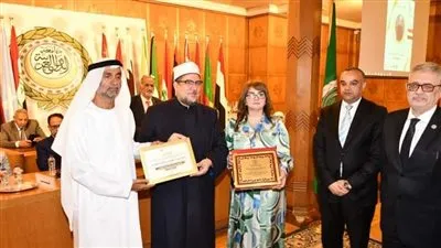 وزير الأوقاف يتسلم درع مجلس الأسرة العربية للتنمية لجهوده في التنمية