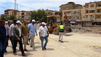 للقضاء على التلوث البيئي.. محافظ أسوان يوجه بالإسراع بتغطية مصرف السيل