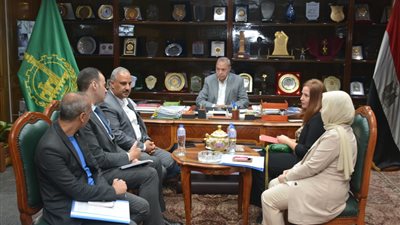 محافظ القليوبية يناقش آليات تفعيل المشروع القومي لتنمية الأسرة المصرية 