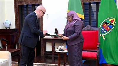 وزير الإسكان يسلم رسالة من الرئيس السيسي لرئيسة تنزانيا 