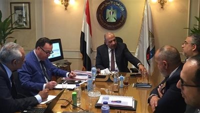وزير قطاع الأعمال يستعرض مشروعات التطوير العقاري والاستفادة من أراضي الشركات التابعة بـ 3 محافظات