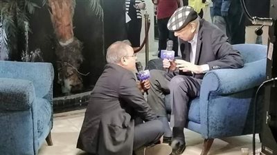 القرموطي يكشف سبب جلوسه على الأرض خلال حواره مع محمد العزبي بـ 