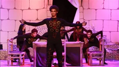 إقبال كبير على العرض المسرحي 