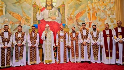 أسقف نقادة وقوص يقوم برسامة شمامسة بكنيسة الشهيدة دميانة