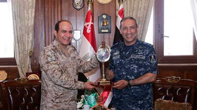 القوات البحرية تستقبل قائدا القوات البحرية السعودية والقطرية