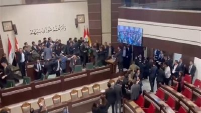 ضرب وعراك داخل أرجاء برلمان كردستان العراق.. ماذا يحدث؟