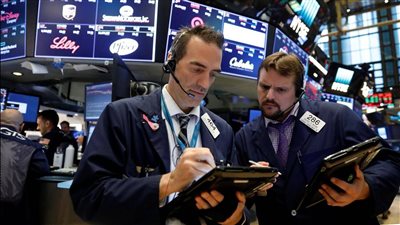 وول ستريت تستقر وسط محادثات سقف الديون