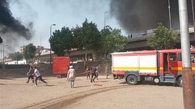 جهود للسيطرة على حريق بسيارة مواد بترولية بقها