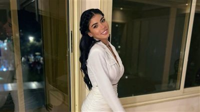 كارولين عزمي تخطف الأنظار في أحدث ظهور لها