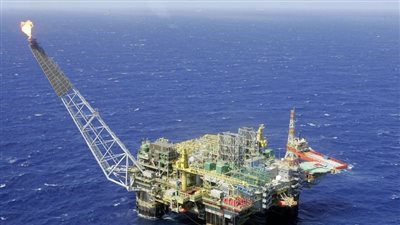 النفط يرتفع بفضل توقعات تقلص الإمدادات وسط تحذيرات قوية 