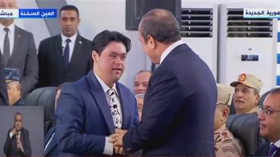 في لفتة إنسانية.. السيسي يستقبل أحد أبطال القادرون باختلاف في افتتاح مجمع إنتاج الكوارتز