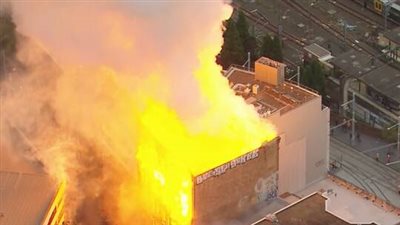 مراهقان يدمران مبنى مهجور ويشعلا به النيران في سيدني