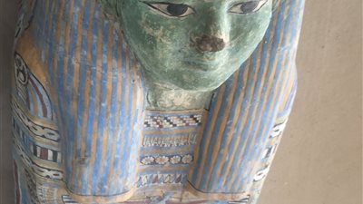 تابوت بوجه أخضر وتمثال من الألباستر أهم اكتشافات سقارة اليوم (صور) 