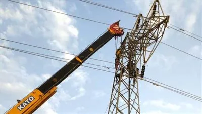 جهود لإصلاح خط الضغط العالي لإعادة التيار الكهربائي لمدينة أبو سمبل 