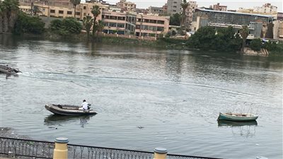 انتشال جثمان شاب ألقى بنفسه من أعلي كوبري طلخا بمياه النيل (صور)